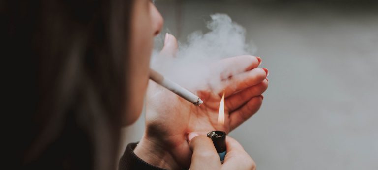 Los fumadores “transmiten” humo de tercera mano