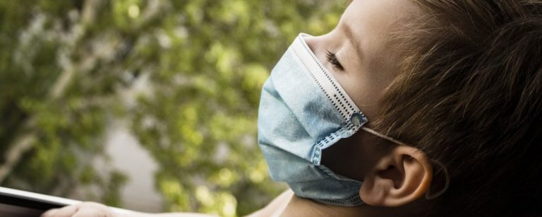 Niños con COVID-19 podrían tener una infecciosidad menor