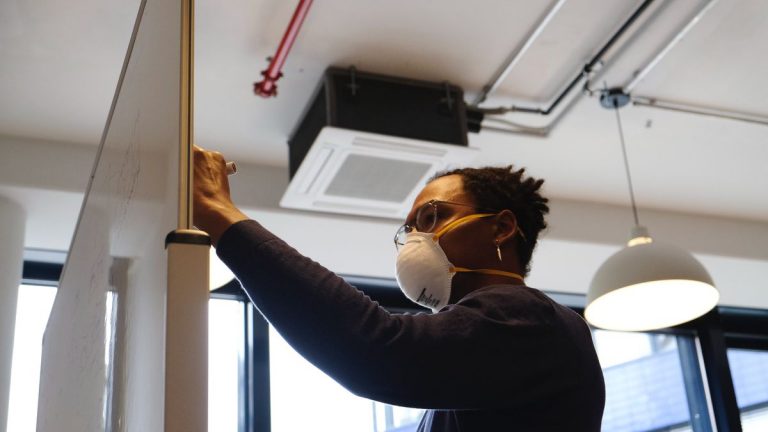 5 claves para vigilar el aire que respiramos en interiores