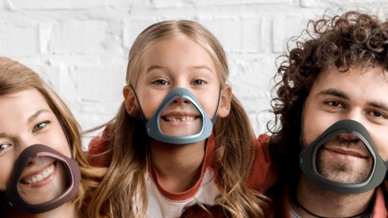 Mascarilla inteligente no esconde la sonrisa y se desinfecta sola