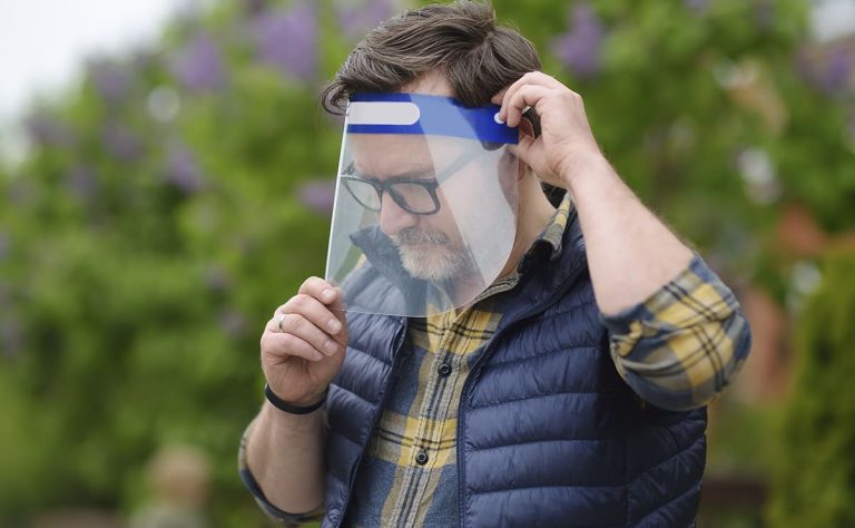 Protectores faciales y mascarillas con válvulas son ineficaces