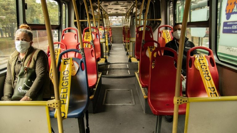 Reducir el riesgo de contraer COVID-19 en el transporte público