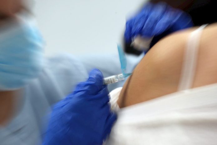 La vacuna contra el coronavirus sufrió un traspié