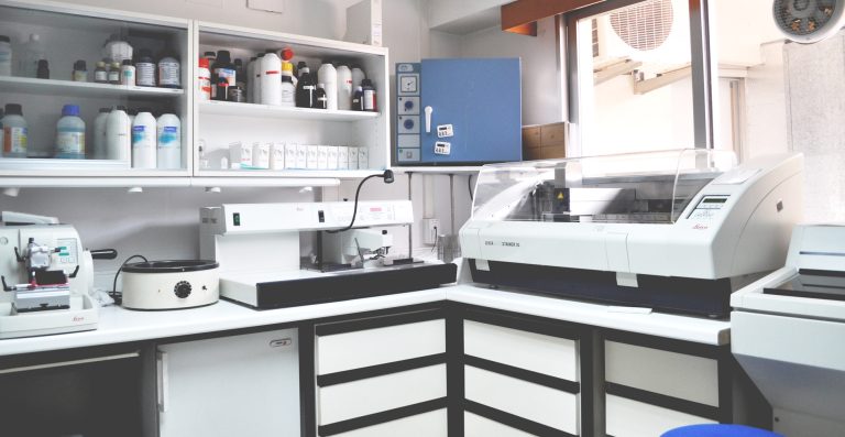 Laboratorio patológico, Avances tecnológicos, Automatización de procesos, Técnicas moleculares, Diagnóstico de enfermedades, Inteligencia artificial, Digitalización de resultados, Tecnología de la imagen, Atención médica, Patólogos