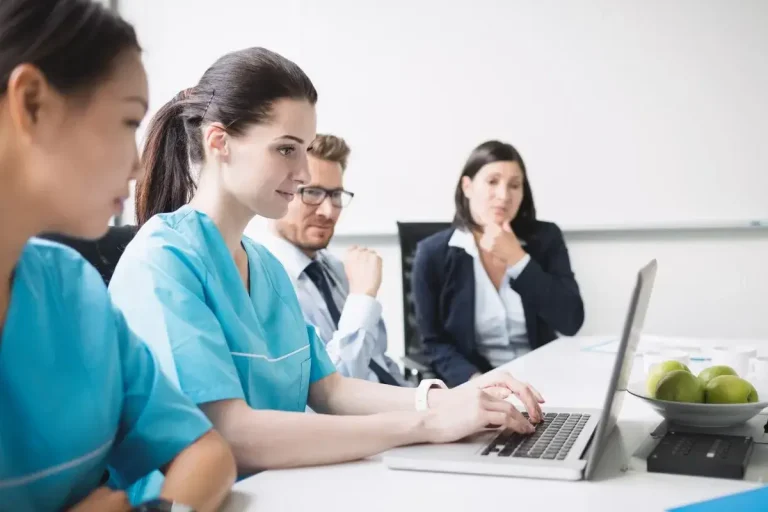 Equipo de personal de salud en reunión de gestión hospitalaria