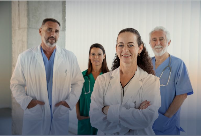 "Líderes médicos ecuatorianos analizando hitos de la salud en entorno corporativo moderno"