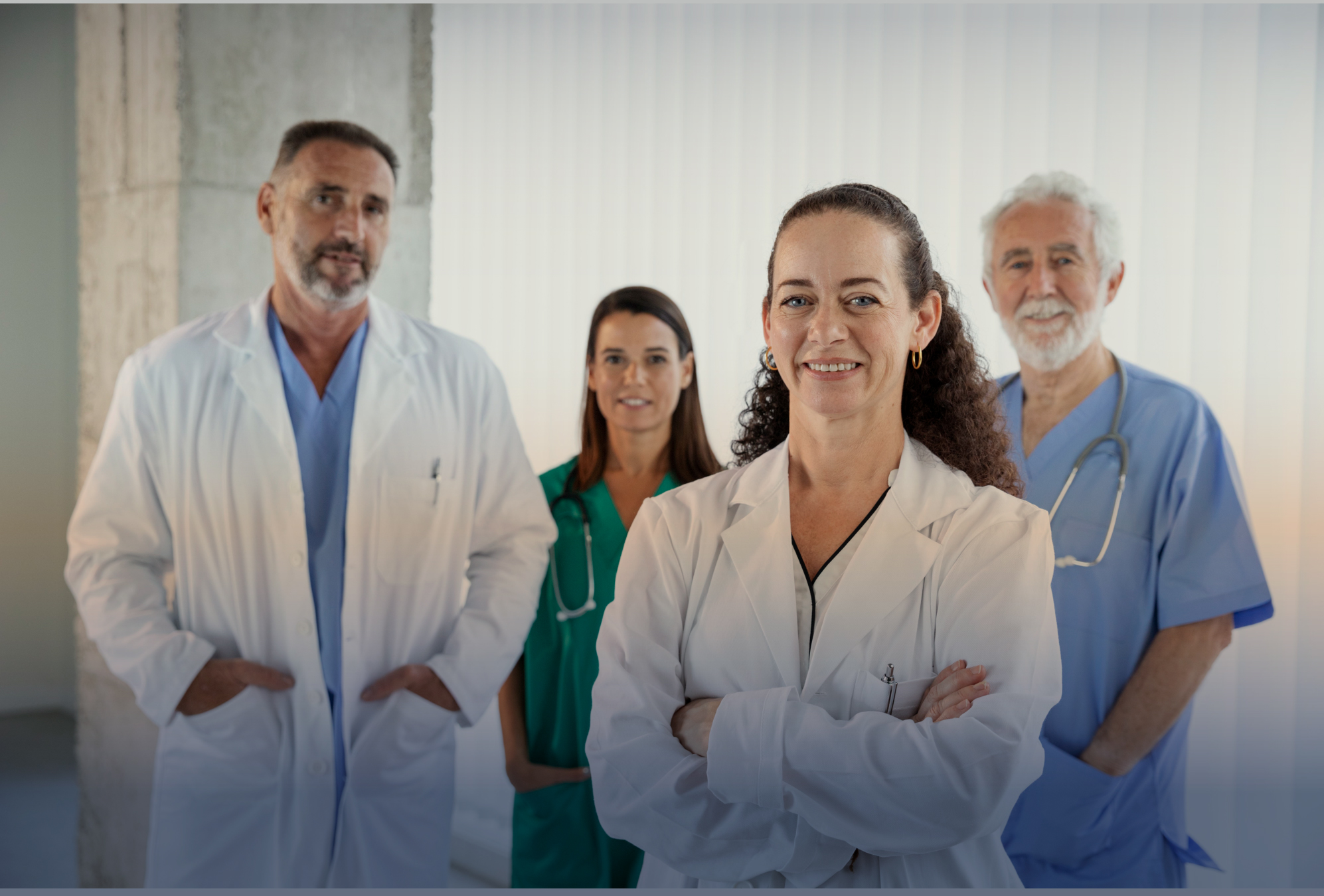 "Líderes médicos ecuatorianos analizando hitos de la salud en entorno corporativo moderno"