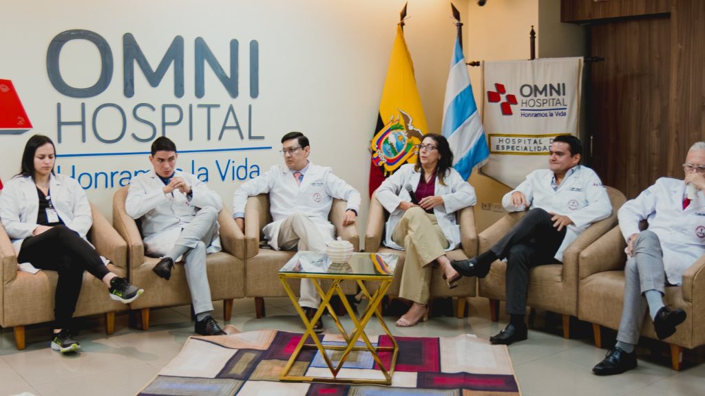 Especialistas del Omni Hospital durante la presentación del programa Omni Global Bariatrics.